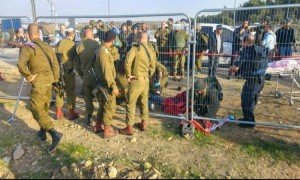 موقع يافا اليوم  - استشهاد شاب فلسطيني وإصابة حرجة في عملية قرب مجمع