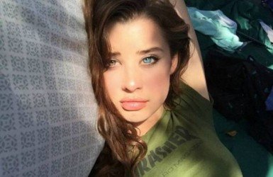 موقع يافا اليوم  - صور.. عارضة أزياء تحدث ضجة عالمية بسبب لون عينيها المختلف!