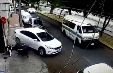 موقع يافا اليوم  - بالفيديو.. حاولا سرقته بالإكراه فـ